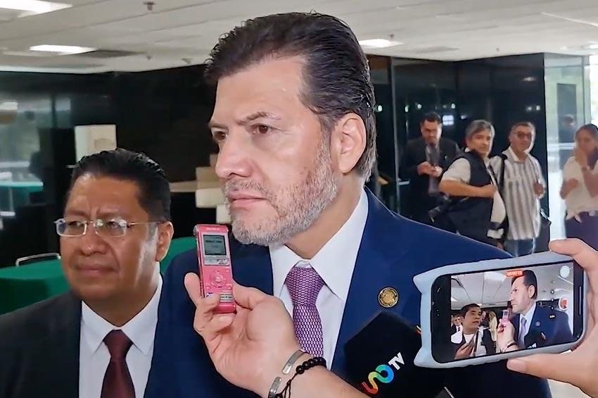 Víctor Hugo Lobo Román atiende a medios de comunicación en San Lázaro