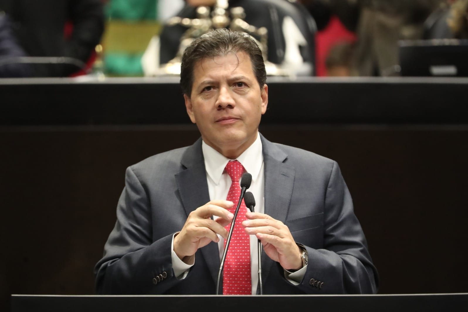 Víctor Hugo Lobo Román en la tribuna de la Cámara de Diputados